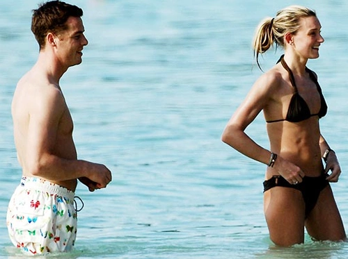Trong trận giao hữu giữa tuyển Anh và Hà Lan tháng 2 vừa qua, Scott Parker được đeo băng đội trưởng. Tiền vệ 31 tuổi đang khoác áo Tottenham nổi tiếng là thế nhưng ít người biết về vợ con của anh vì bà xã Carly thuộc mẫu phụ nữ kín tiếng, thích sự bình yên chứ không ưa ồn ào tiệc tùng như nhiều WAGs khác. Trong trận giao hữu giữa tuyển Anh và Hà Lan tháng 2 vừa qua, Scott Parker được đeo băng đội trưởng. Tiền vệ 31 tuổi đang khoác áo Tottenham nổi tiếng là thế nhưng ít người biết về vợ con của anh vì bà xã Carly thuộc mẫu phụ nữ kín tiếng, thích sự bình yên chứ không ưa ồn ào tiệc tùng như nhiều WAGs khác.
