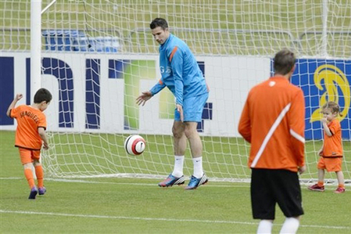 Van Persie trổ tài làm thủ môn cho cậu con trai đầu lòng Shaqueel sút bóng. Van Persie trổ tài làm thủ môn cho cậu con trai đầu lòng Shaqueel sút bóng.