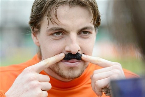 Thủ thành Tim Krul hài hước trêu đùa mọi người với hàng ria giả. Thủ thành Tim Krul hài hước trêu đùa mọi người với hàng ria giả.