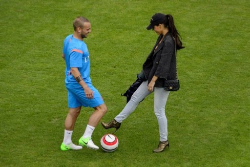 Tiề vệ Sneijder cười vui vẻ khi bà xã xinh đẹp Yolanthe đi giày cao gót trổ tài với trái bóng. Tiề vệ Sneijder cười vui vẻ khi bà xã xinh đẹp Yolanthe đi giày cao gót trổ tài với trái bóng.