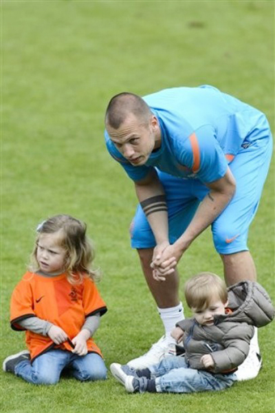 Hai bé yêu Zerebel và Lennox cũng theo bố John Heitinga tới sân tập. Hai bé yêu Zerebel và Lennox cũng theo bố John Heitinga tới sân tập.