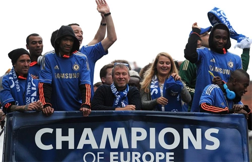 Tỷ phú người Nga cùng các cầu thủ Chelsea diễu hành mừng Cup vô địch tại London hôm 20/5.