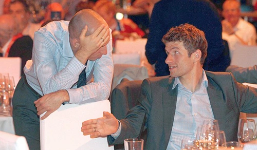 Robben nói chuyện với Thomas Muller, người ghi bàn mở tỷ số cho Munich trong trận chung kết. Robben nói chuyện với Thomas Muller, người ghi bàn mở tỷ số cho Munich trong trận chung kết.