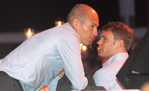 Robben uể oải nói chuyện với thủ môn Neuer trong bữa tiệc. Robben uể oải nói chuyện với thủ môn Neuer trong bữa tiệc.