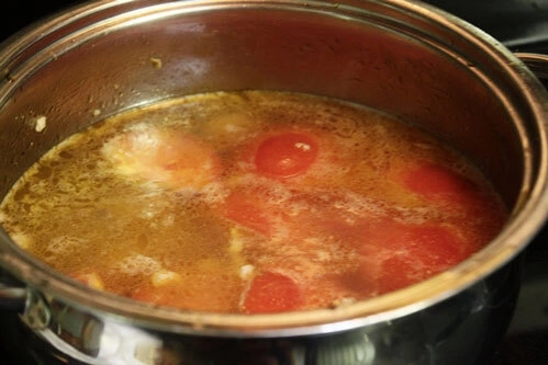 Tiếp nước vào nồi canh. Tiếp nước vào nồi canh.