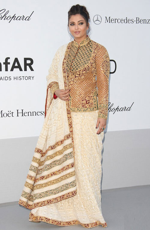 Cũng như những lần tham dự Cannes trước đây, Aishwarya Rai chọn một trang phục truyền thống Ấn Độ. Cũng như những lần tham dự Cannes trước đây, Aishwarya Rai chọn một trang phục truyền thống Ấn Độ.