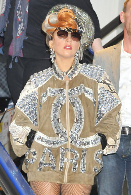 Gaga đang có show diễn tại nhiều nước châu Á trong tour diễn Born This Way Ball của cô. Gaga đang có show diễn tại nhiều nước châu Á trong tour diễn Born This Way Ball của cô.
