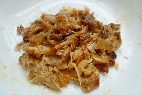 Xé cá thành miếng nhỏ. Xé cá thành miếng nhỏ.