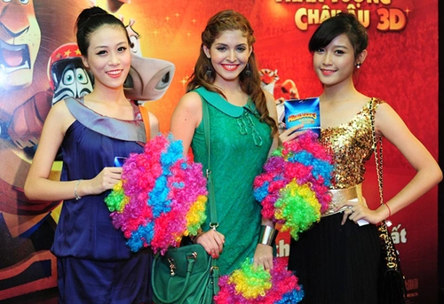 Chân dài người Tây Ban Nhan Andrea xinh tươi bên hai đồng nghiệp. Chân dài người Tây Ban Nhan Andrea xinh tươi bên hai đồng nghiệp.