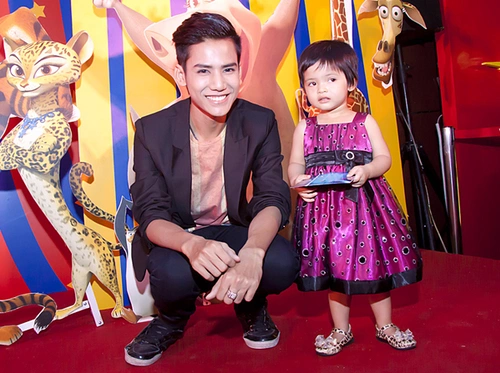 Đăng Khoa Idol nhí nhảnh bên một khán giả nhí. Đăng Khoa Idol nhí nhảnh bên một khán giả nhí.