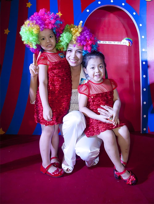 Hai con gái Suli và Suti của giám khảo Hai con gái Suli và Suti của giám khảo