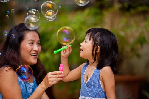 An Nhiên lớn nhanh và rất hiểu động, luôn tò mò và thích khám phá thế giới xung quanh mình. Chăm sóc cho An Nhiên được khỏe mạnh và có hệ miễn dịch tốt từ bên trong để tự tin khám phá cuộc sống là ưu tiên hành đầu của Bình Minh và bà xã. An Nhiên lớn nhanh và rất hiểu động, luôn tò mò và thích khám phá thế giới xung quanh mình. Chăm sóc cho An Nhiên được khỏe mạnh và có hệ miễn dịch tốt từ bên trong để tự tin khám phá cuộc sống là ưu tiên hành đầu của Bình Minh và bà xã.