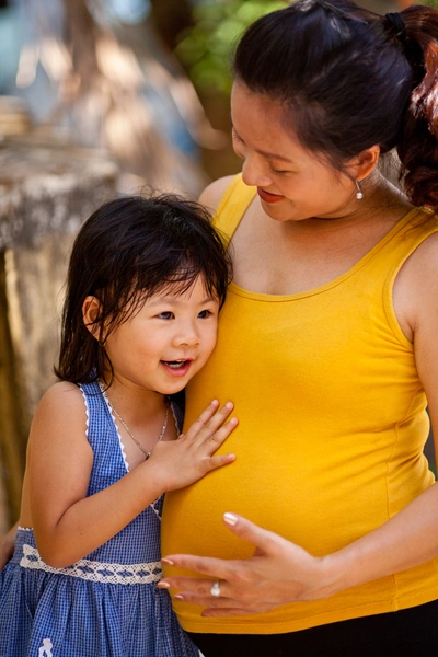 Anh Thơ, vợ Bình Minh nói Mình có thai bé Chuồn Chuồn gần được 7 tháng rồi, cả nhà đang háo hức chào đón thành viên mới. An Nhiên thích được làm chị lắm! Khi được ba mẹ bảo con sắp được lên chức An Nhiên háo hức lắm, ngày nào cũng áp tai vào bụng mẹ trò chuyện cùng em. Anh Thơ, vợ Bình Minh nói Mình có thai bé Chuồn Chuồn gần được 7 tháng rồi, cả nhà đang háo hức chào đón thành viên mới. An Nhiên thích được làm chị lắm! Khi được ba mẹ bảo con sắp được lên chức An Nhiên háo hức lắm, ngày nào cũng áp tai vào bụng mẹ trò chuyện cùng em.