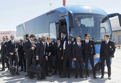 Các ngôi sao Italy lên xe ra sân bay. Các ngôi sao Italy lên xe ra sân bay.