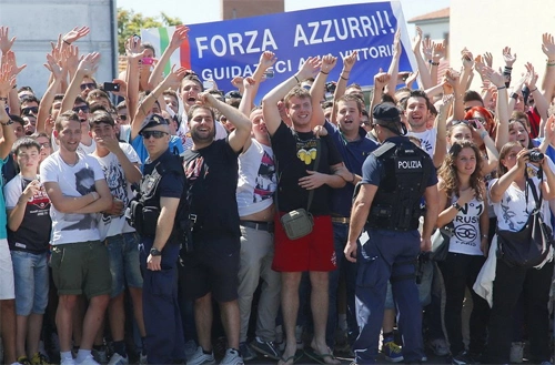 Rất đông người hâm mộ đã đến để chào đón đội tuyển Italy. Rất đông người hâm mộ đã đến để chào đón đội tuyển Italy.
