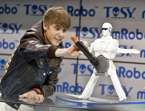 Tại sự kiện CES 2012, hãng đồ chơi Tosy đã giới thiệu robot mang tên MRobo có khả năng phát nhạc ấn tượng. Đặc biệt hơn, gương mặt đại diện cho hãng công nghệ vốn không nổi danh của Việt Nam lại là Justin Bieber. Nhờ đó, chú robot này trở nên nổi tiếng và xuất hiện không ít trên các mặt báo lớn. Tại sự kiện CES 2012, hãng đồ chơi Tosy đã giới thiệu robot mang tên MRobo có khả năng phát nhạc ấn tượng. Đặc biệt hơn, gương mặt đại diện cho hãng công nghệ vốn không nổi danh của Việt Nam lại là Justin Bieber. Nhờ đó, chú robot này trở nên nổi tiếng và xuất hiện không ít trên các mặt báo lớn.