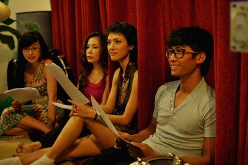 Các cô gái của nhóm 5 Dòng Kẻ và Thiên Vương - thành viên nhóm MTV - không ngại ngồi bệt dưới đất để tập hát. Các cô gái của nhóm 5 Dòng Kẻ và Thiên Vương - thành viên nhóm MTV - không ngại ngồi bệt dưới đất để tập hát.