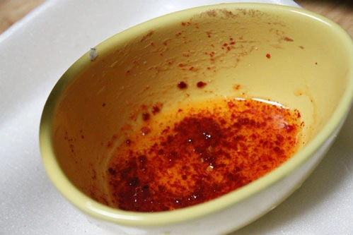 Trộn hỗn hợp muối ớt. Trộn hỗn hợp muối ớt.