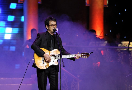 Nhạc sĩ Đức Huy với hình ảnh quen thuộc khi ôm đàn guitar và hát "Đừng xa em đêm nay". Nhạc sĩ Đức Huy với hình ảnh quen thuộc khi ôm đàn guitar và hát "Đừng xa em đêm nay".