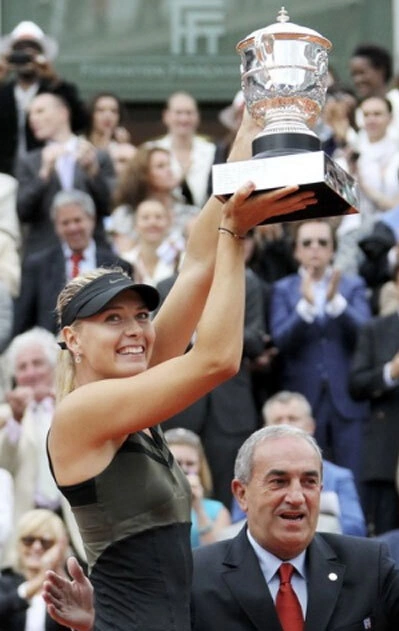 Sharapova rạng rỡ, nâng cao Cup vô địch. Sharapova rạng rỡ, nâng cao Cup vô địch.