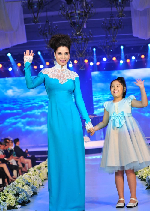 Diễn viên Trương Ngọc Ánh gây bất ngờ khi tái xuất trên sàn diễn. Diễn viên Trương Ngọc Ánh gây bất ngờ khi tái xuất trên sàn diễn.