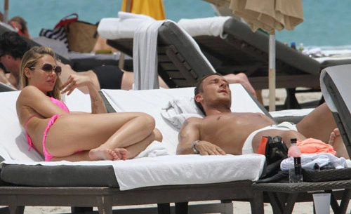 Hai vợ chồng Totti quyết định chọn bãi biển ở Miami cho kỳ nghỉ. Hai vợ chồng Totti quyết định chọn bãi biển ở Miami cho kỳ nghỉ.