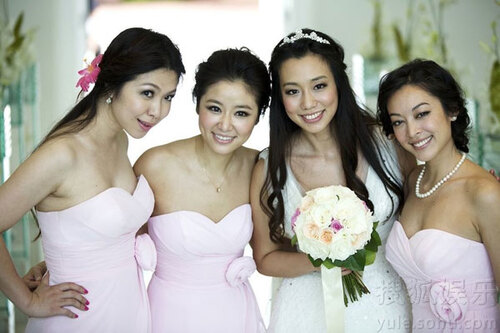 Cô dâu xinh đẹp bên các phù dâu. Cô dâu xinh đẹp bên các phù dâu.