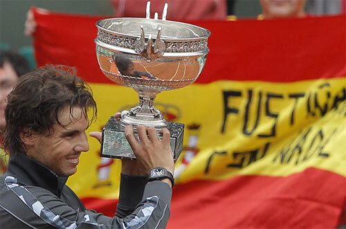 Nadal nâng cao Cup vô địch Roland Garros. Nadal nâng cao Cup vô địch Roland Garros.