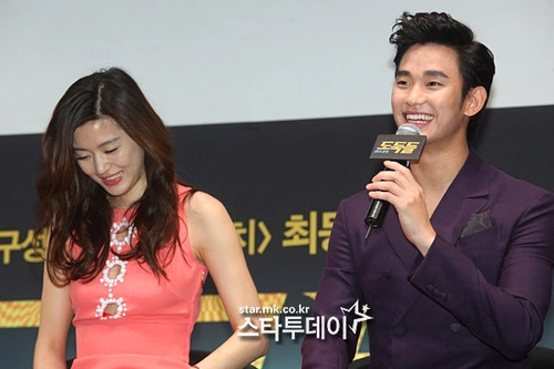 Trong "The Thieves", anh và đàn chị Jeon Ji Hyun sẽ có những cảnh rất nóng bỏng. Trong "The Thieves", anh và đàn chị Jeon Ji Hyun sẽ có những cảnh rất nóng bỏng.