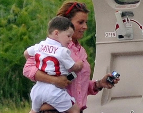 Chiều 12/6, bà xã Coleen của Rooney và cậu nhóc Kai có mặt tại một sân bay nhỏ và lên đường sang Ba Lan trên chiếc máy bay riêng thuê trước đó. Chiều 12/6, bà xã Coleen của Rooney và cậu nhóc Kai có mặt tại một sân bay nhỏ và lên đường sang Ba Lan trên chiếc máy bay riêng thuê trước đó.
