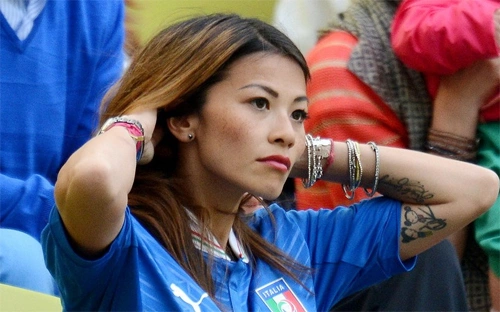 Trong trận đấu giữa Italy và Tây Ban Nha hôm 10/6, Silvia Hsieh cũng có mặt trên khán đài cổ vũ cho chồng. Trong trận đấu giữa Italy và Tây Ban Nha hôm 10/6, Silvia Hsieh cũng có mặt trên khán đài cổ vũ cho chồng.
