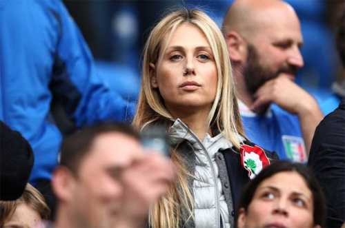 Novella Benini, cô bạn gái kém 13 tuổi của HLV Italy, Cesare Prandelli trầm ngâm. Novella Benini, cô bạn gái kém 13 tuổi của HLV Italy, Cesare Prandelli trầm ngâm.