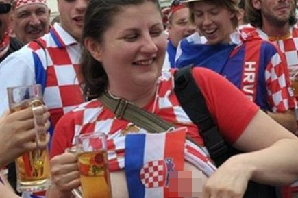 Jelena ăn mừng chiến thắng của Croatia bằng cách kéo áo khoe ngực trần.