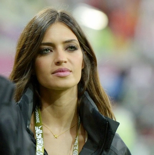 Một nàng WAGs của Tây Ban Nha cũng gây chú ý không kém Shakira là Sara Carbonero, cô bạn gái phóng viên của Casillas. Một nàng WAGs của Tây Ban Nha cũng gây chú ý không kém Shakira là Sara Carbonero, cô bạn gái phóng viên của Casillas.