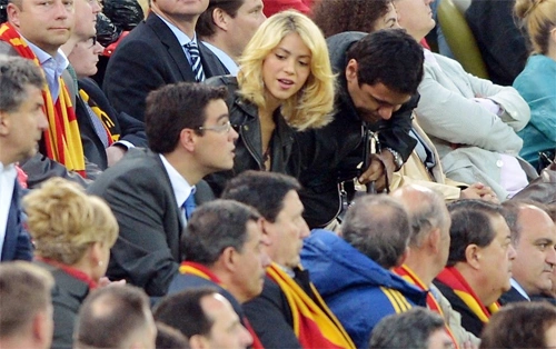 Shakira hòa lẫn vào nhóm CĐV Tây Ban Nha trên khán đài. Shakira hòa lẫn vào nhóm CĐV Tây Ban Nha trên khán đài.