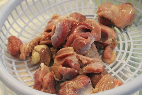 Mề gà rửa sạch, khứa vài đường, thái miếng vừa ăn. Mề gà rửa sạch, khứa vài đường, thái miếng vừa ăn.