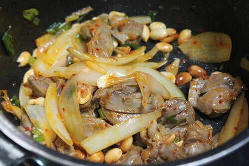 Đổ mề gà vào xào chín rồi cho tiếp hành tây vào xào cùng. Đổ mề gà vào xào chín rồi cho tiếp hành tây vào xào cùng.