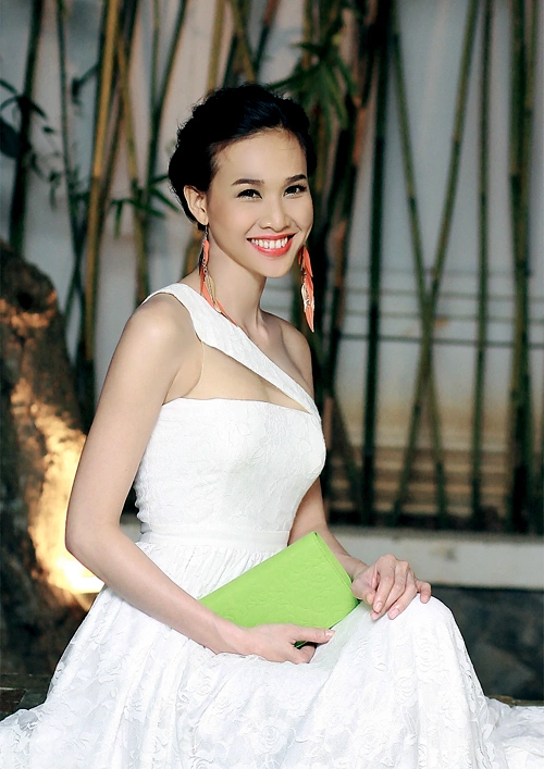 Dương Mỹ Linh diện váy trắng, rạng rỡ đi dự tiệc. Dương Mỹ Linh diện váy trắng, rạng rỡ đi dự tiệc.