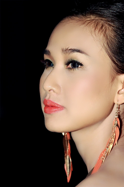Gần đây người đẹp rất 'kết' kiểu bông tai hình những chiếc lá trải dài xuống tận vai. Gần đây người đẹp rất 'kết' kiểu bông tai hình những chiếc lá trải dài xuống tận vai.