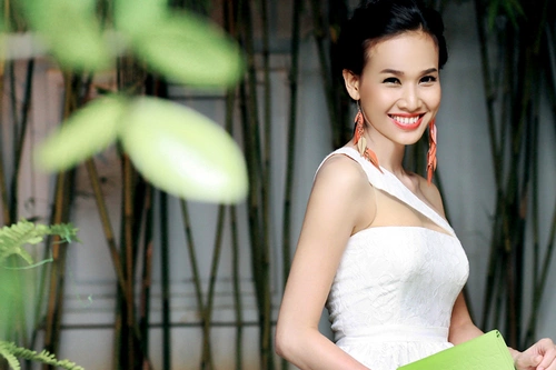 Chiếc váy lệch vai làm nổi bật bờ vai thon thả và làn da mịn màng, trắng ngần của Mỹ Linh. Chiếc váy lệch vai làm nổi bật bờ vai thon thả và làn da mịn màng, trắng ngần của Mỹ Linh.