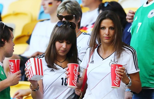 Sylvie sánh bước cùng Jessica Farber, bạn gái Toni Kroos. Sylvie sánh bước cùng Jessica Farber, bạn gái Toni Kroos.