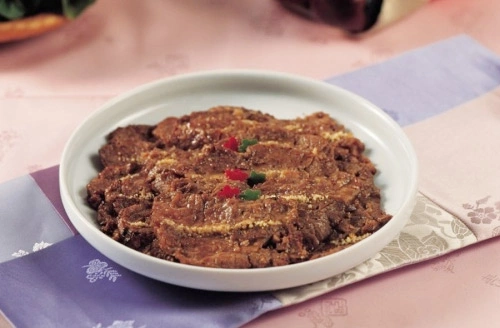 Neobiani là món thịt bò thái lát ướp tương. Thịt được thái thành miếng to khá mềm với nhiều đường khía dao để thấm gia vị.