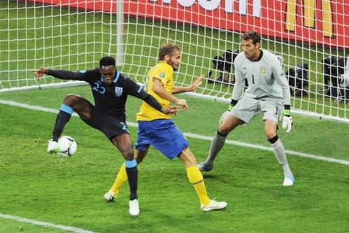 1. Tiền đạo Danny Welbeck không mấy thoải mái khi mình trở nên nổi tiếng. "Mọi người rất chú ý đến bạn. Thỉnh thoảng, khi bạn tới một cửa hàng ăn và muốn dùng tay gặm thịt gà nhưng bạn biết có người sẽ nhìn mình nên lại thôi. Lúc đó tôi nghĩ, nếu mà ở nhà thì những miếng cánh gà này hết sạch từ lâu rồi. Khi quen với việc dùng dao và dĩa rồi, cuối cùng bạn vẫn muốn nói, làm ơn gói những miếng thịt này cho tôi mang về nhà nhé", Welbeck chia sẻ. 1. Tiền đạo Danny Welbeck không mấy thoải mái khi mình trở nên nổi tiếng. "Mọi người rất chú ý đến bạn. Thỉnh thoảng, khi bạn tới một cửa hàng ăn và muốn dùng tay gặm thịt gà nhưng bạn biết có người sẽ nhìn mình nên lại thôi. Lúc đó tôi nghĩ, nếu mà ở nhà thì những miếng cánh gà này hết sạch từ lâu rồi. Khi quen với việc dùng dao và dĩa rồi, cuối cùng bạn vẫn muốn nói, làm ơn gói những miếng thịt này cho tôi mang về nhà nhé", Welbeck chia sẻ.