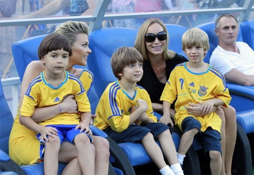 Irina ôm cậu bé Timur, fan nhí nổi tiếng của Ukraina trong buổi tập trước trận đấu với Pháp hôm 15/6. Irina ôm cậu bé Timur, fan nhí nổi tiếng của Ukraina trong buổi tập trước trận đấu với Pháp hôm 15/6.