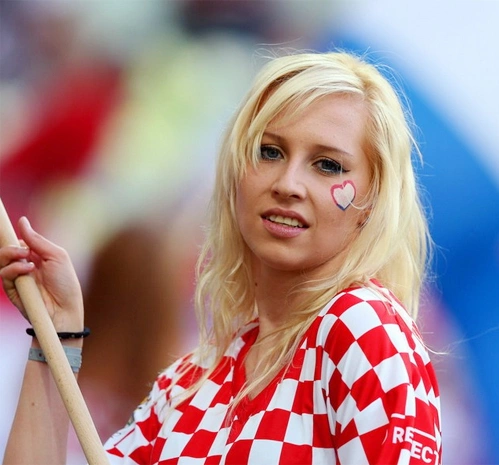 Người đẹp Croatia trầm tư khi đội bóng bị loại. Người đẹp Croatia trầm tư khi đội bóng bị loại.