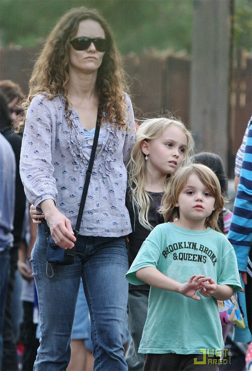 Vanessa Paradis và hai con vào năm 2008. Vanessa Paradis và hai con vào năm 2008.