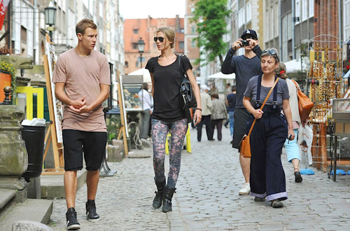 Trong khi Badstuber huyên thuyên đủ điều với Sarah thì Schweinsteiger đóng vai trò là nhiếp ảnh gia, chụp lại các khung cảnh, góc phố tươi đẹp ở Gdansk. Trong khi Badstuber huyên thuyên đủ điều với Sarah thì Schweinsteiger đóng vai trò là nhiếp ảnh gia, chụp lại các khung cảnh, góc phố tươi đẹp ở Gdansk.