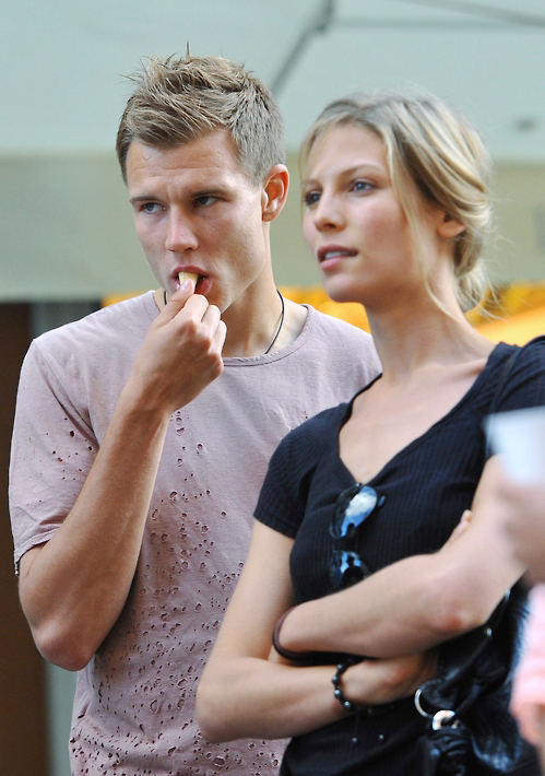 Tháng 5/2010, Sarah và Badstuber gây sốc với hành động thân mật trên mức bình thường tại một bữa tiệc của Munich dù Schweinsteiger có mặt ở ngay bên cạnh. Tháng 5/2010, Sarah và Badstuber gây sốc với hành động thân mật trên mức bình thường tại một bữa tiệc của Munich dù Schweinsteiger có mặt ở ngay bên cạnh.