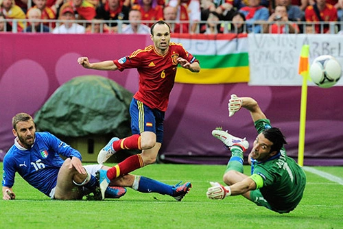 Buffon xứng danh là 'Người nhện' trước khung thành tuyển Italy. Ảnh: SG. Buffon xứng danh là 'Người nhện' trước khung thành tuyển Italy. Ảnh: SG.