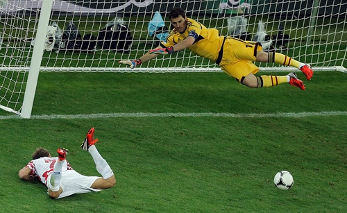 Casillas thi đấu rất tốt ở vòng bảng với nhiều pha cứu thua ngoạn mục cho Tây Ban Nha. Casillas thi đấu rất tốt ở vòng bảng với nhiều pha cứu thua ngoạn mục cho Tây Ban Nha.